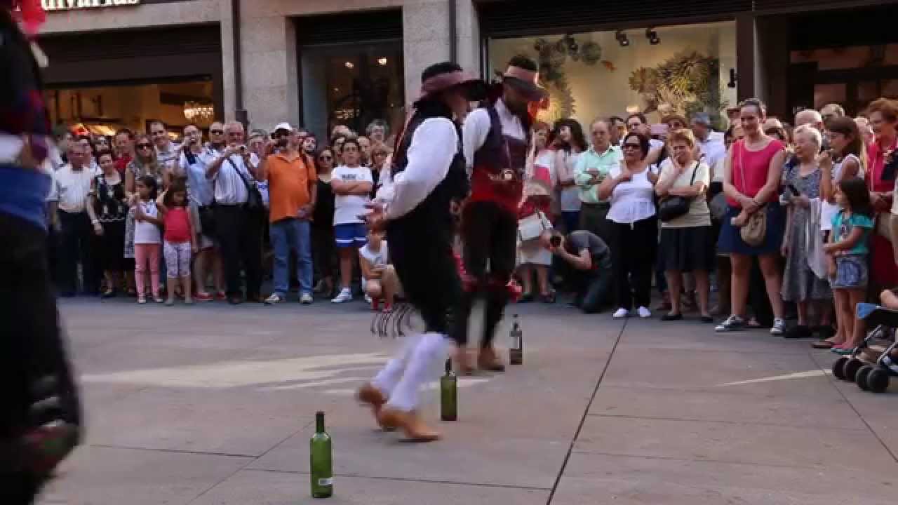 Descubre la apasionante danza folclórica española y baila al ritmo que te encanta