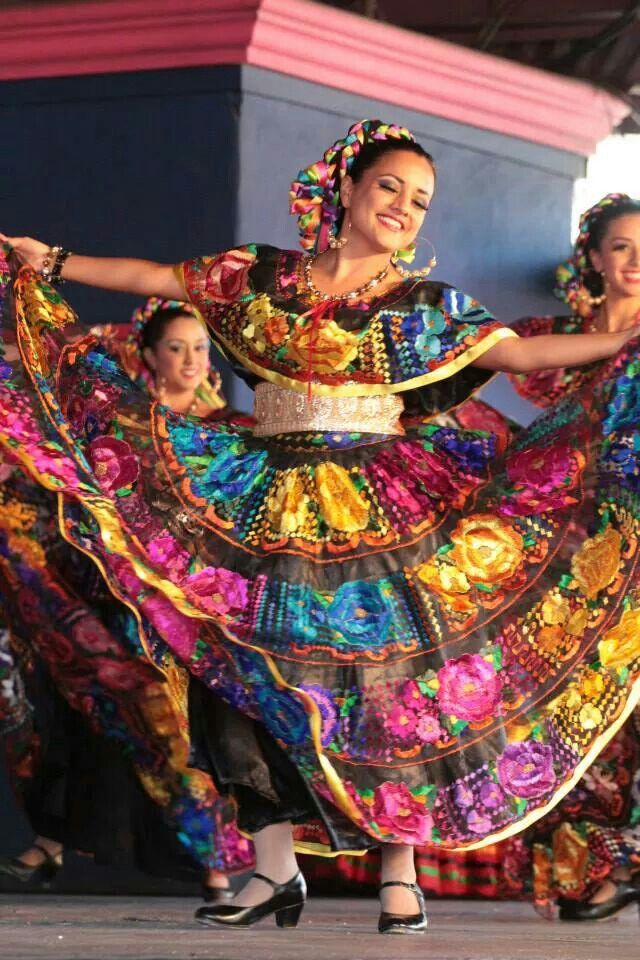 Descubre los impresionantes tipos de vestuario en la danza folclórica